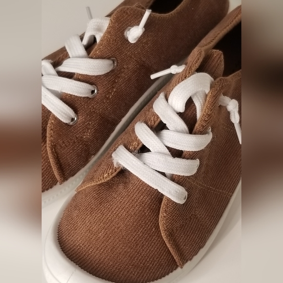 *NWT* Twisted Brand Shoes - Picture 6 of 9